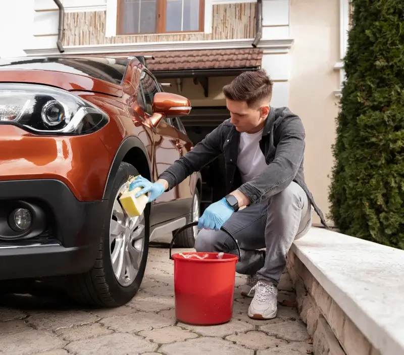 Lavage auto à domicile Montaud : professionnel intervenant sur un véhicule